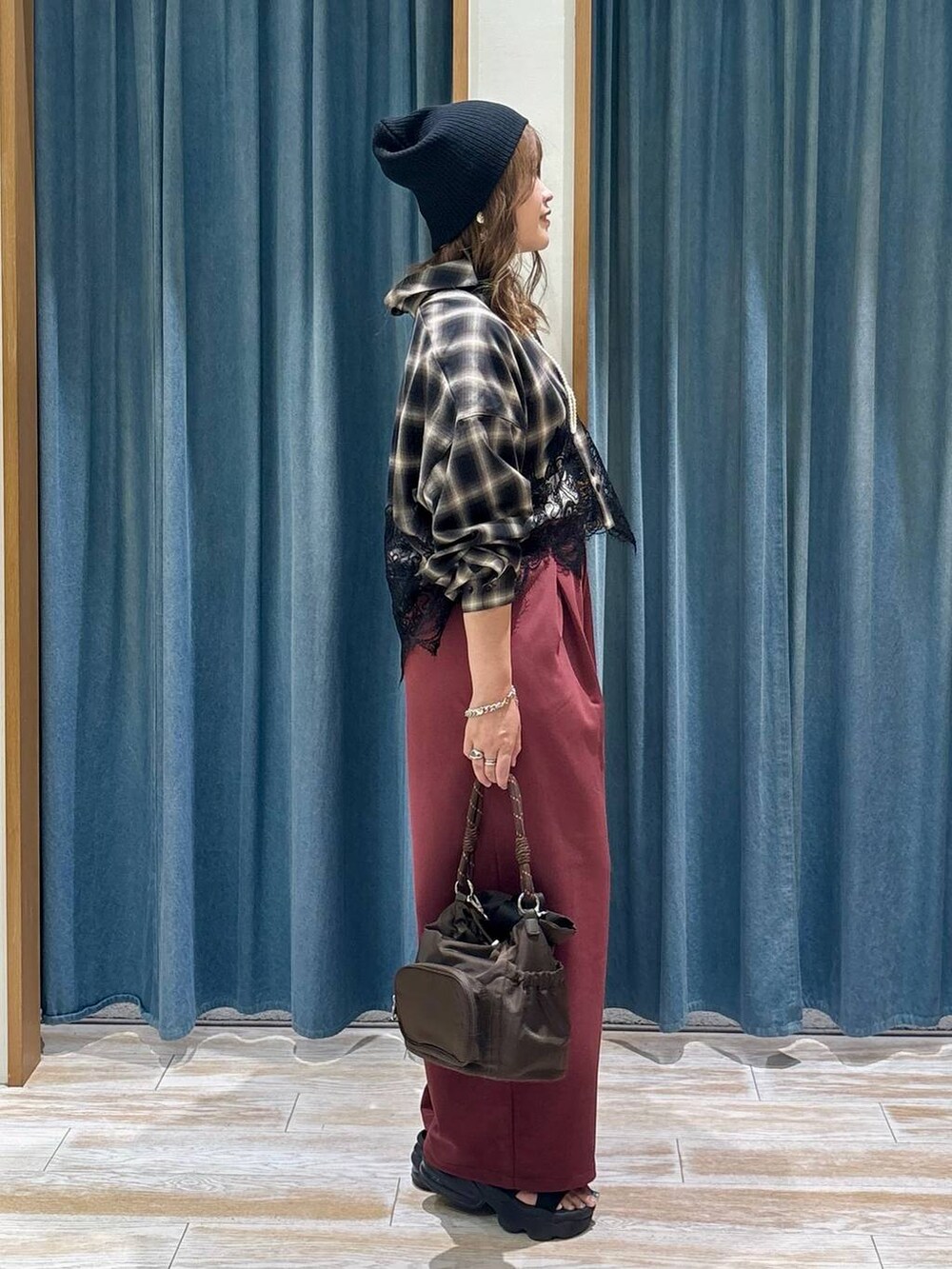 レッド系のスウェットパンツ、ブラウン系のシャツ/ブラウス、ブラウン系のショルダーバッグを着用したレディースの夏コーディネートの2枚目の写真