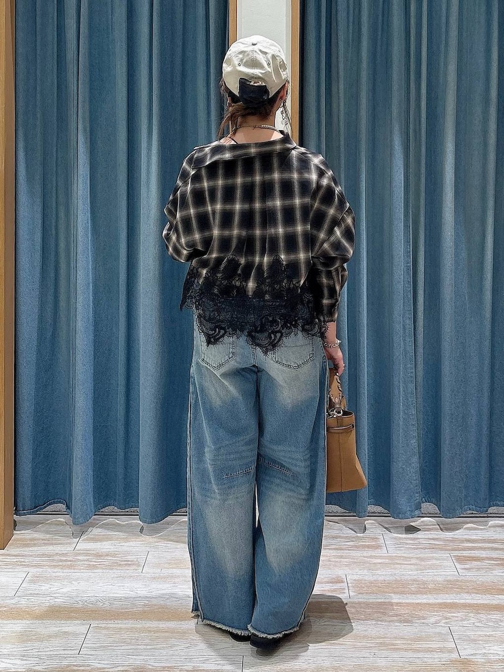 ブラック系のスリッポン、ブルー系のデニムパンツ、ブラウン系のシャツ/ブラウスを着用したレディースの夏コーディネートの3枚目の写真