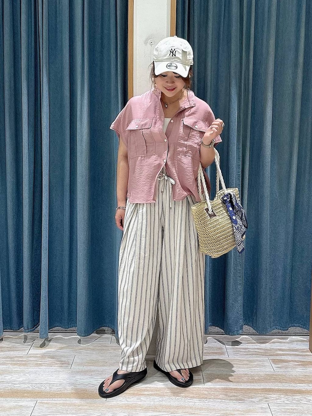 ピンク系のシャツ/ブラウス、ホワイト系のその他パンツ、ベージュ系のトートバッグを着用したレディースの春コーディネートの3枚目の写真
