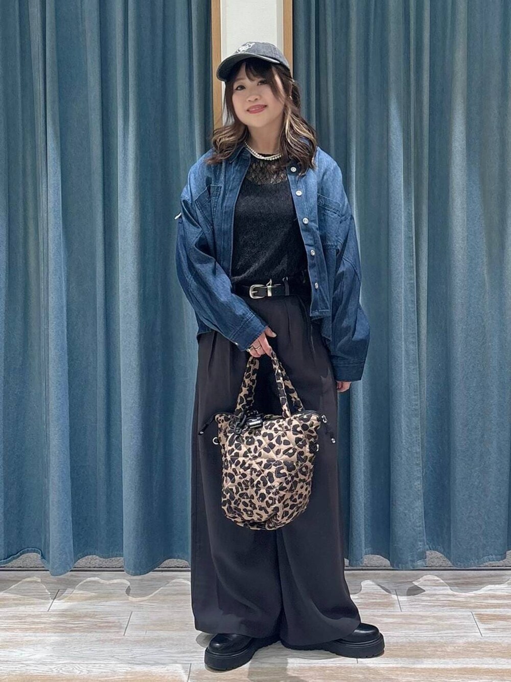 ブラック系のブーツ、ブラック系のTシャツ/カットソー、グレー系のその他パンツを着用したレディースの冬コーディネートの4枚目の写真