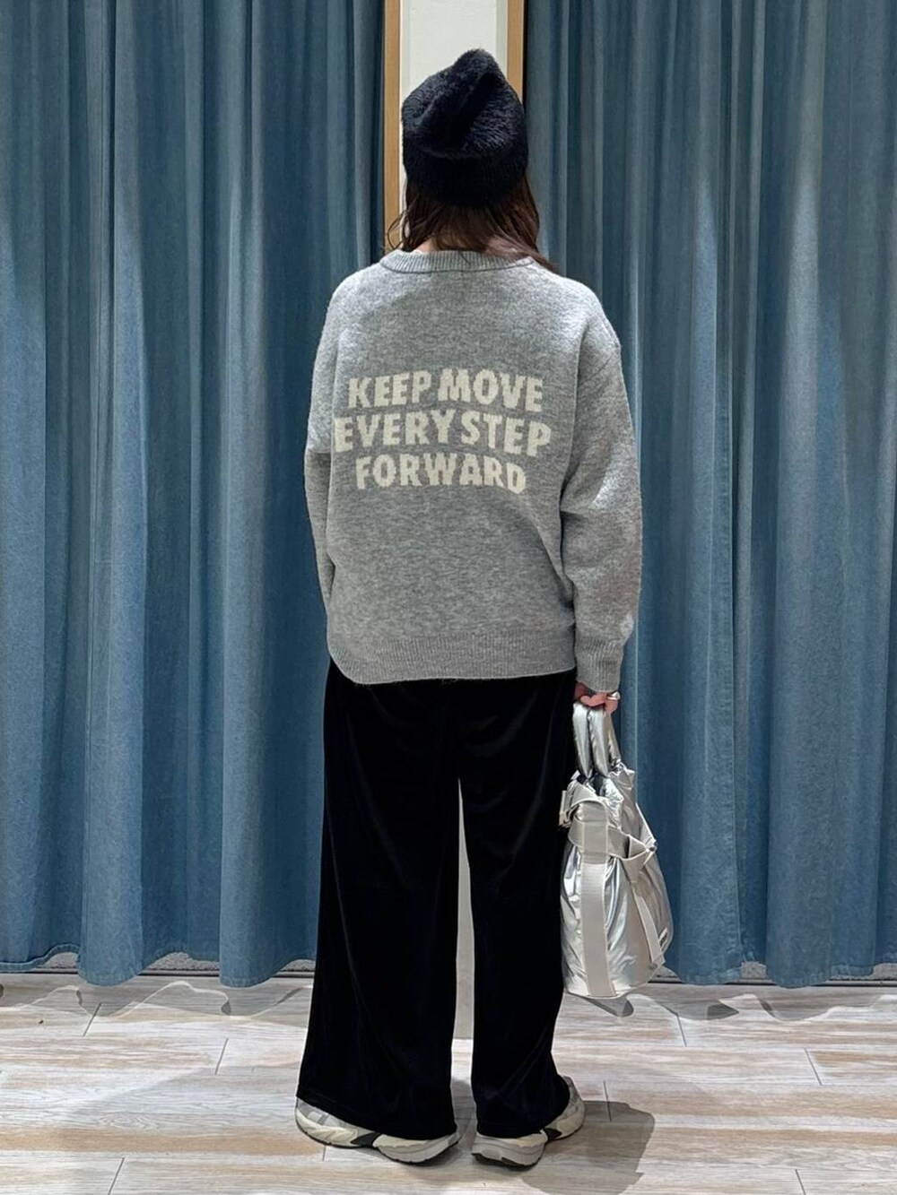 シルバー系のトートバッグ、ブラック系のその他パンツ、グレー系のニット/セーターを着用したレディースの秋コーディネートの3枚目の写真