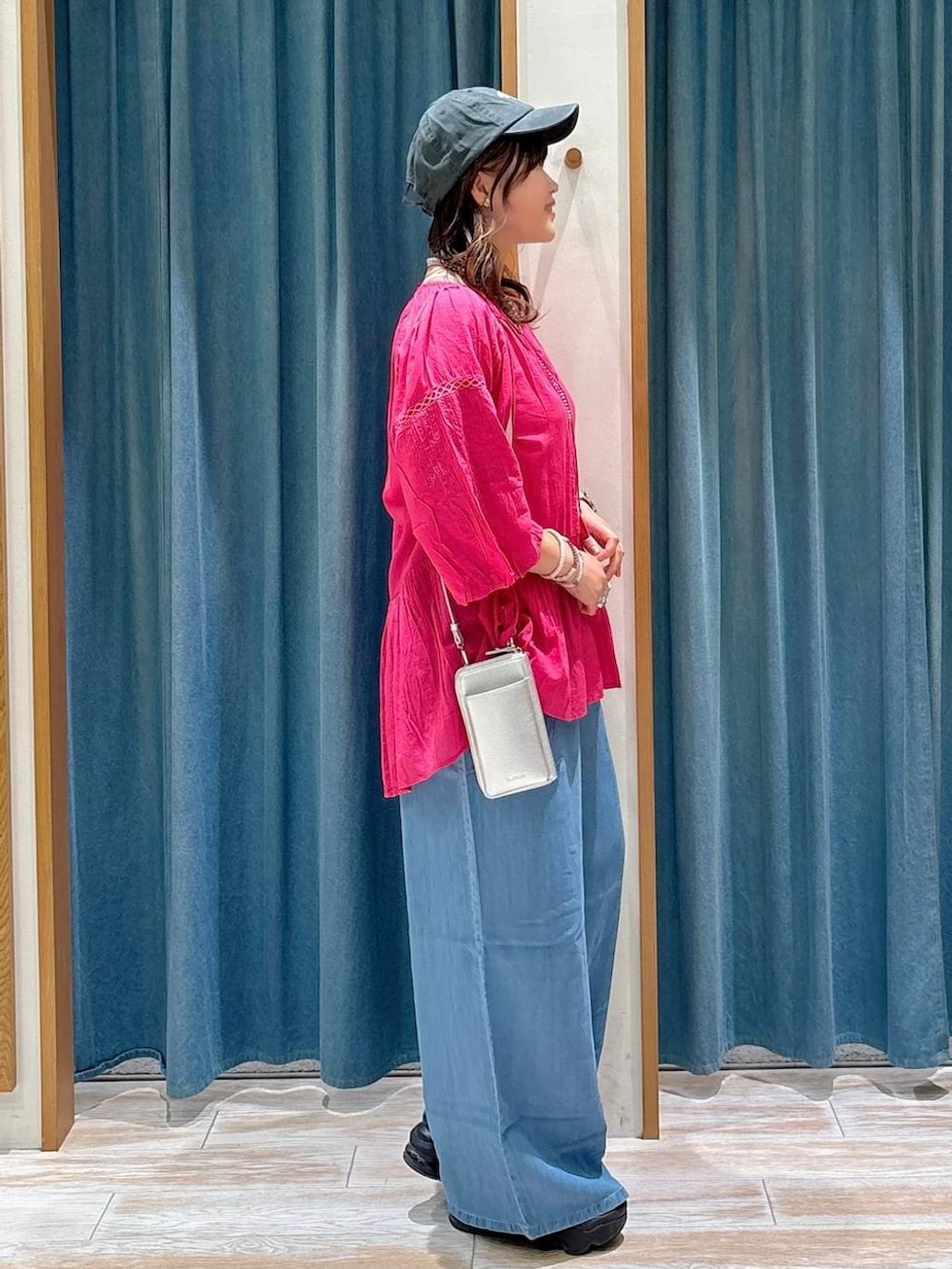 ホワイト系のキャミソール、ブルー系のその他パンツ、ピンク系のシャツ/ブラウスを着用したレディースの夏コーディネートの2枚目の写真