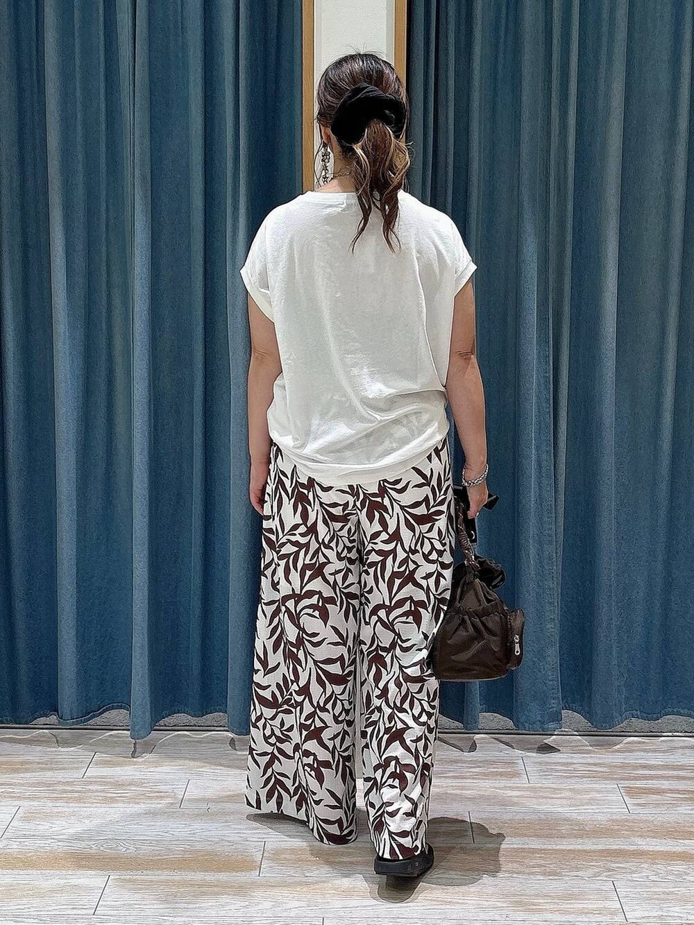 ホワイト系のTシャツ/カットソー、ホワイト系のその他パンツ、ブラック系のサンダルを着用したレディースの夏コーディネートの3枚目の写真