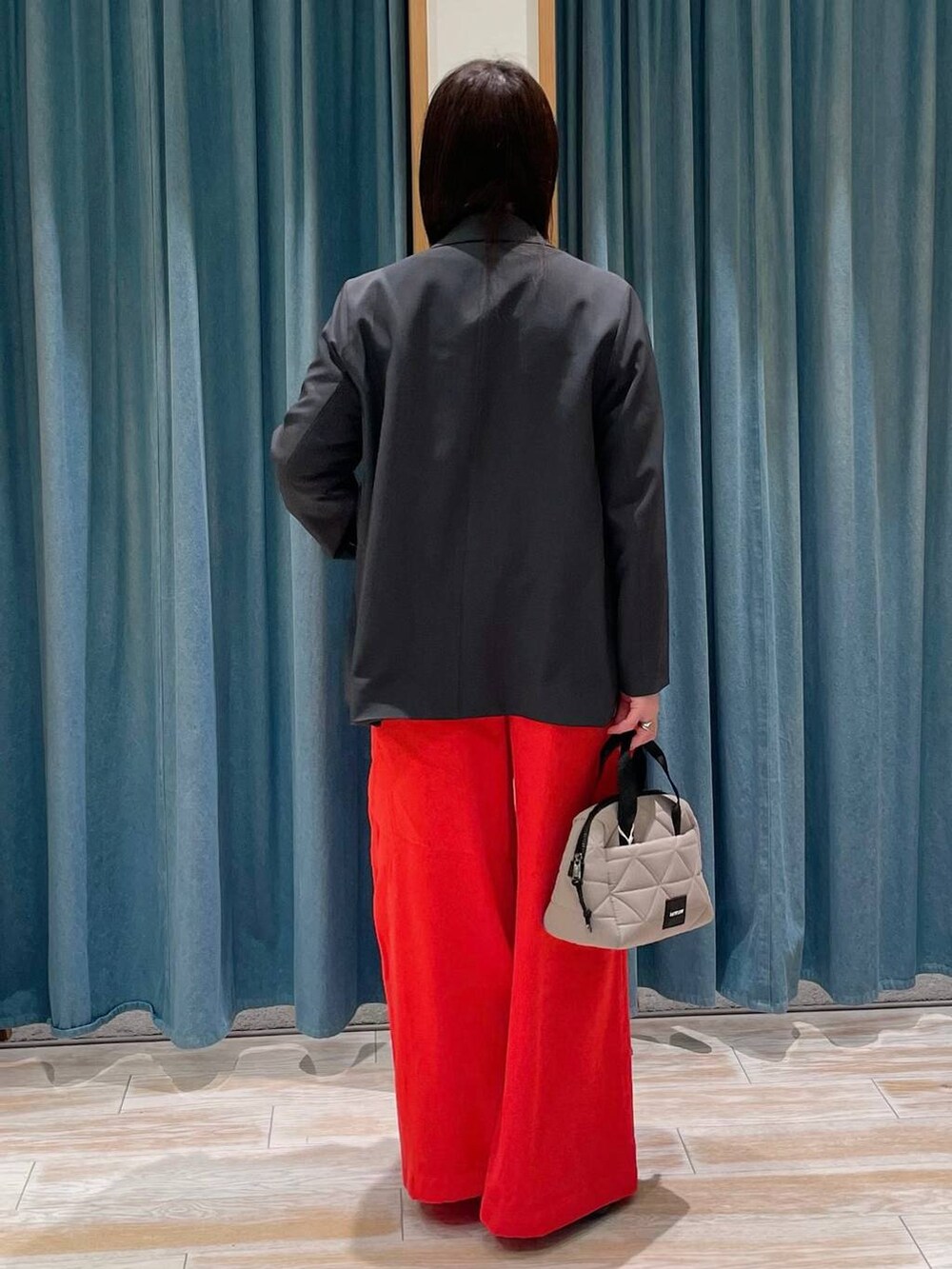 ピンク系のその他パンツ、ベージュ系のハンドバッグ、ブラック系のパンプスを着用したレディースの春コーディネートの3枚目の写真