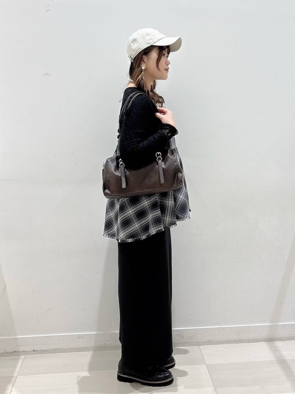 ブラック系のTシャツ/カットソー、ブラック系のその他トップス、ブラック系のスカートを着用したレディースの冬コーディネートの2枚目の写真