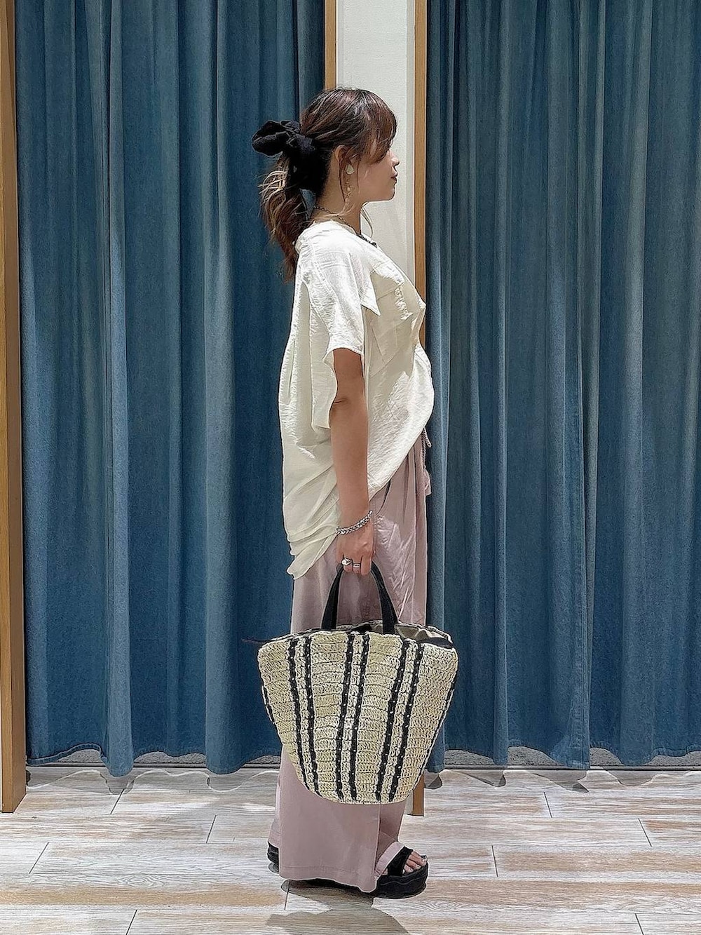 パープル系のその他パンツ、ホワイト系のシャツ/ブラウス、ベージュ系のトートバッグを着用したレディースの夏コーディネートの2枚目の写真