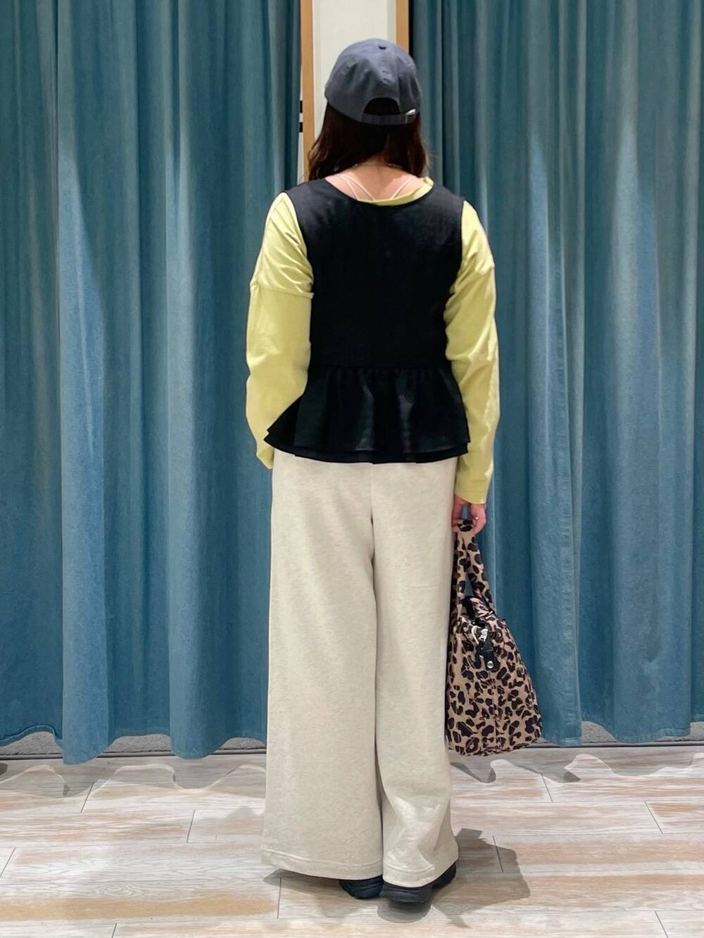 ベージュ系のスウェットパンツ、その他のトートバッグ、ブラック系のサンダルを着用したレディースの春コーディネートの3枚目の写真