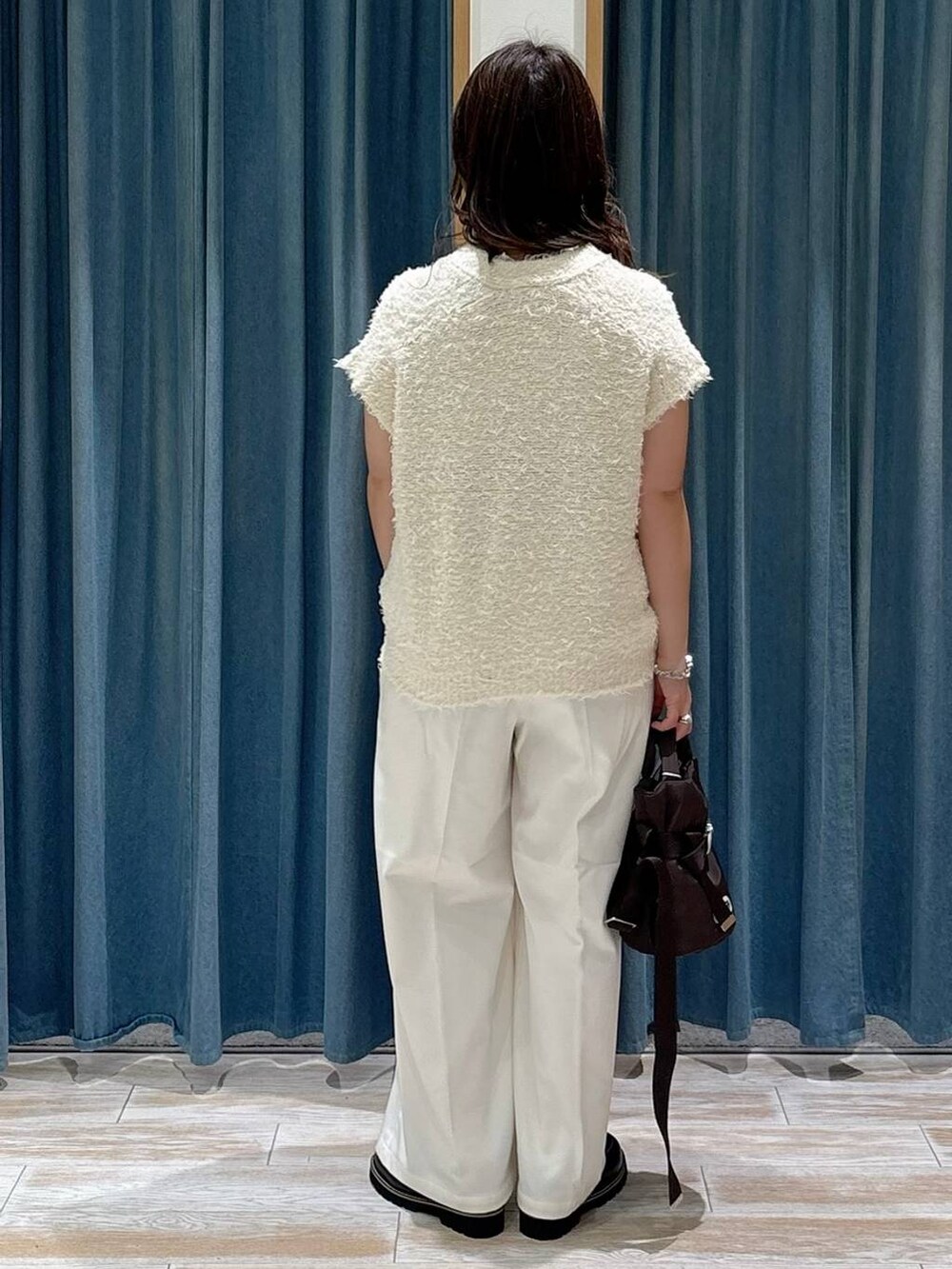 ベージュ系のその他パンツ、ブラウン系のキャミソール、ブラック系のローファーを着用したレディースの秋コーディネートの3枚目の写真