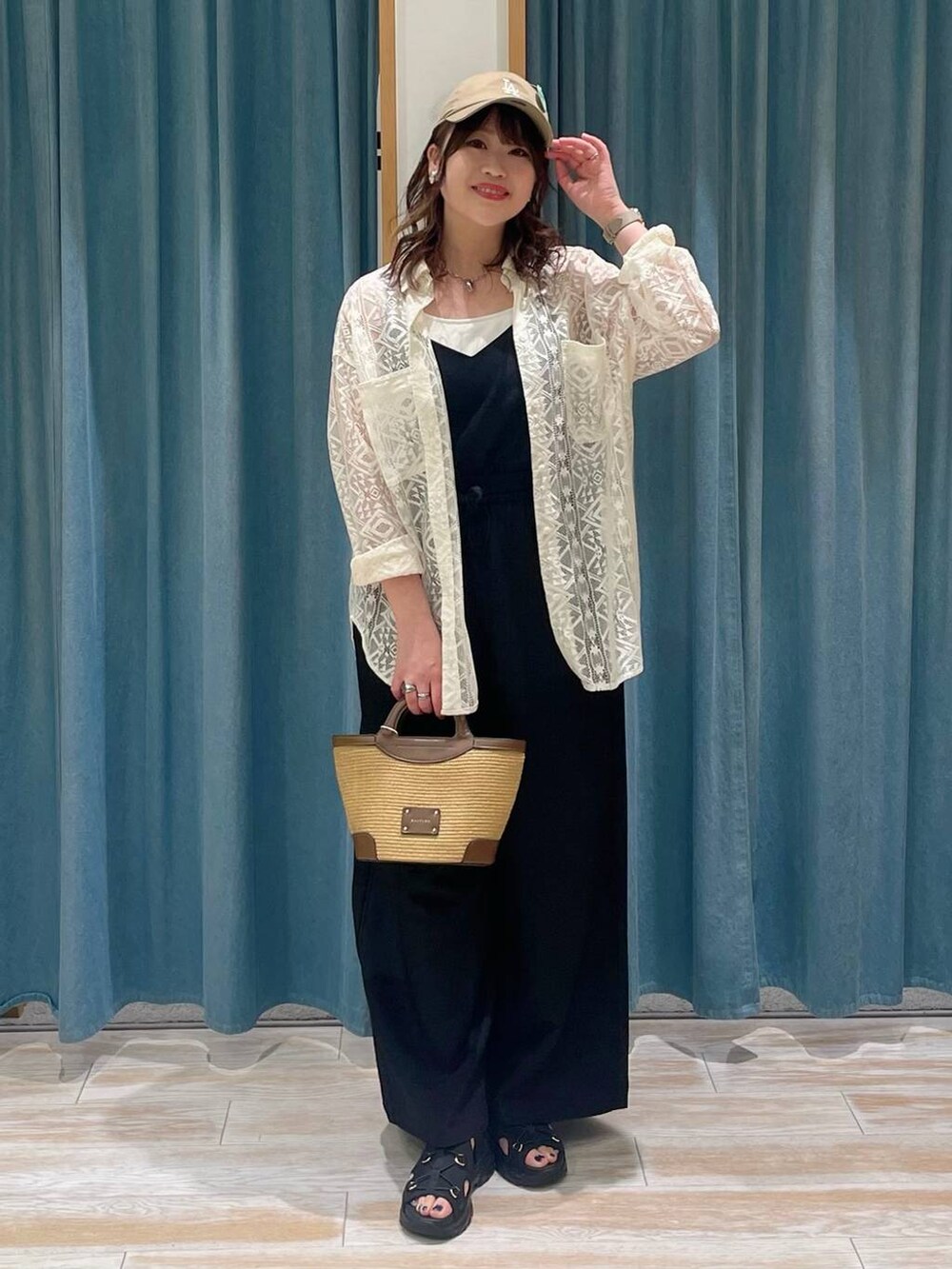 ホワイト系のキャミソール、ブラック系のサロペット/オーバーオール、ホワイト系のシャツ/ブラウスを着用したレディースの春コーディネートの4枚目の写真