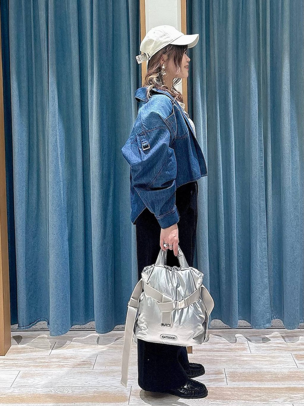 シルバー系のトートバッグ、ブラック系のローファー、ブラック系のその他パンツを着用したレディースの春コーディネートの2枚目の写真