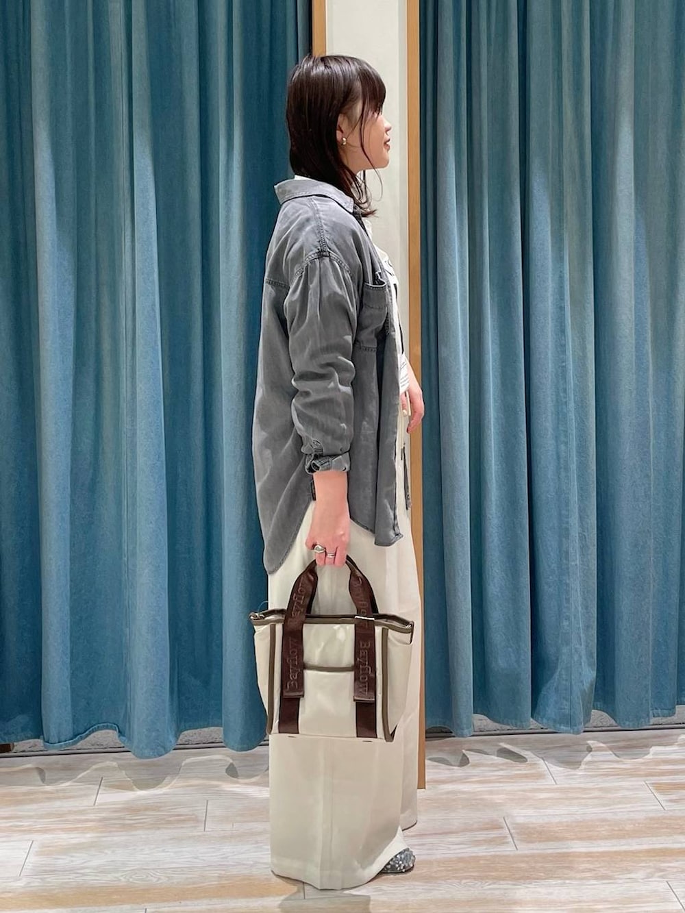 シルバー系のバレエシューズ、ベージュ系のトートバッグ、ホワイト系のTシャツ/カットソーを着用したレディースの春コーディネートの2枚目の写真