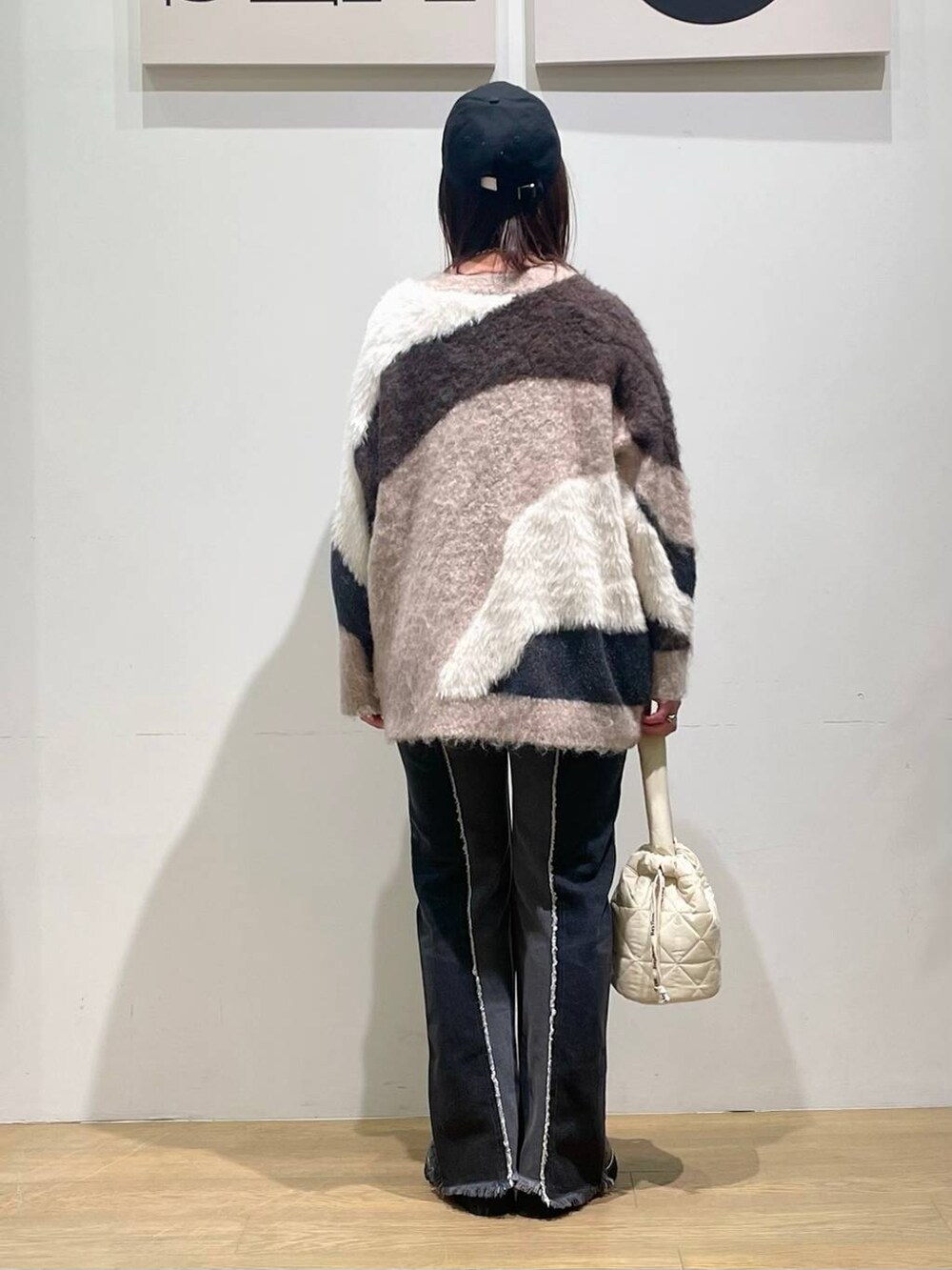 ブラック系のローファー、ブラウン系のカーディガン/ボレロ、ホワイト系のキャミソールを着用したレディースの秋コーディネートの3枚目の写真