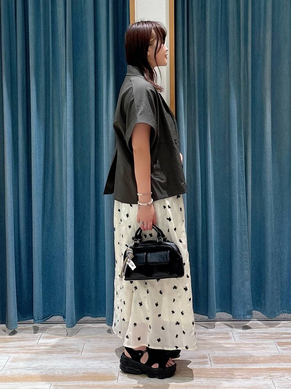 ホワイト系のキャミソール、グレー系のその他アウター、ホワイト系のワンピースを着用したレディースの夏コーディネートの2枚目の写真