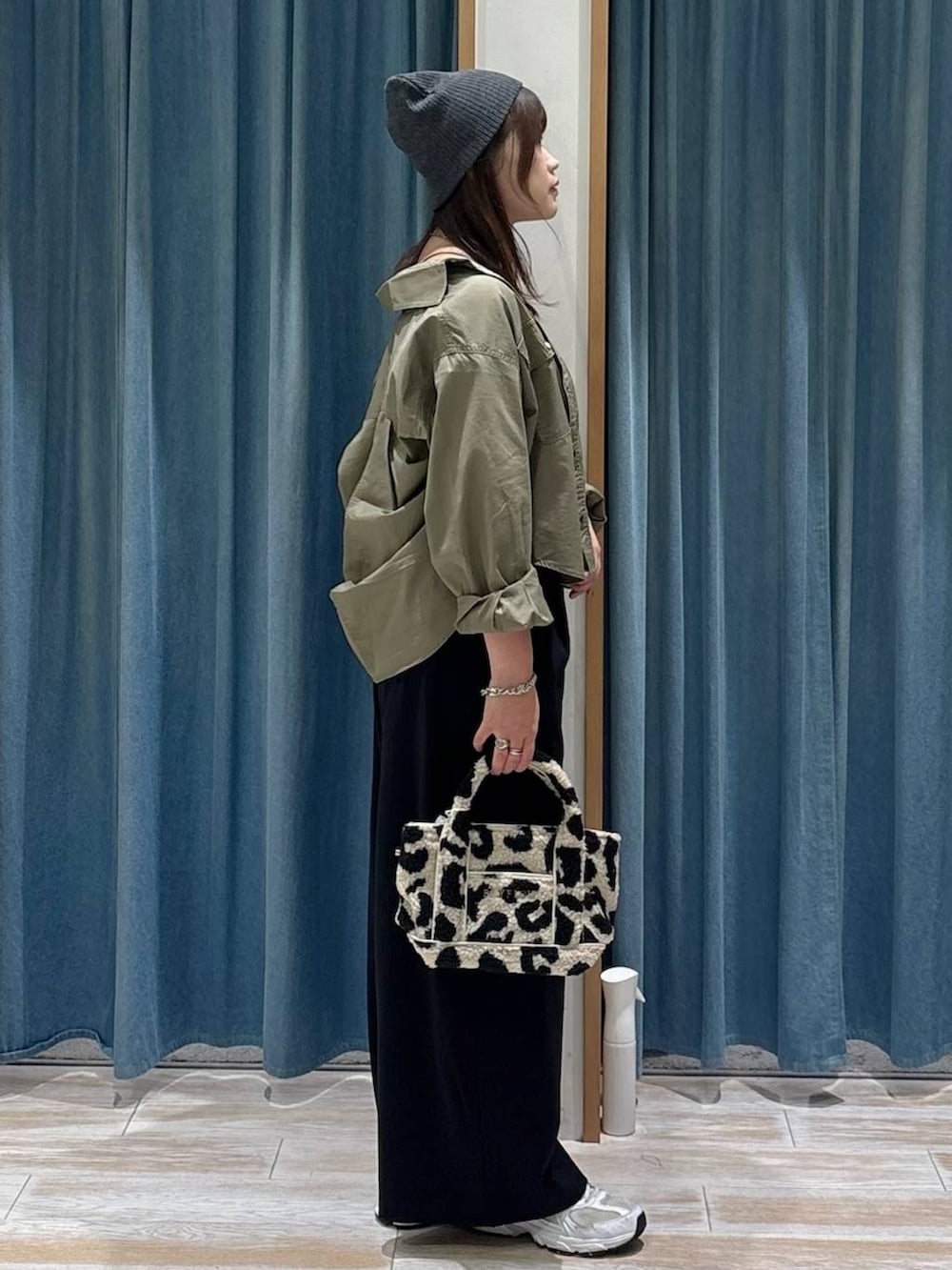 ブラック系のキャミソール、ブラック系のその他パンツ、グリーン系のシャツ/ブラウスを着用したレディースの秋コーディネートの2枚目の写真