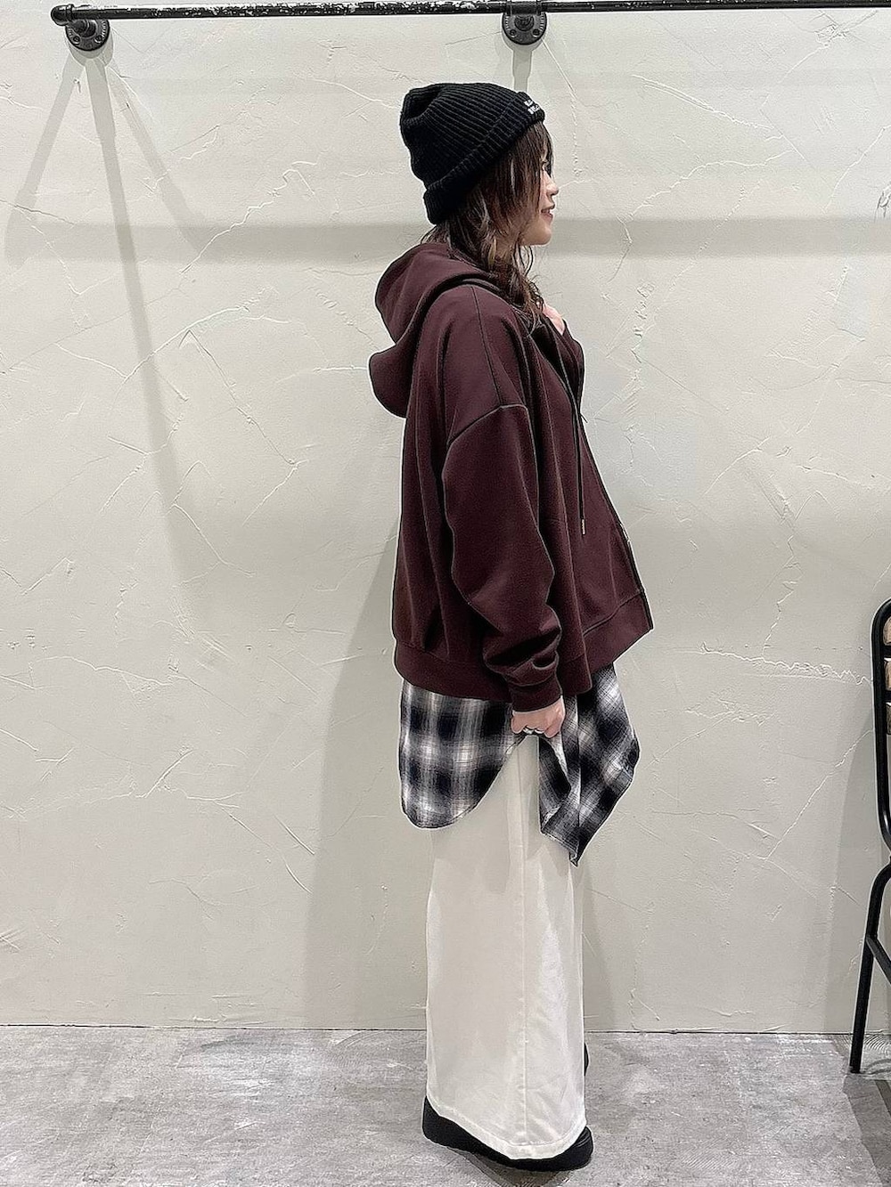 ベージュ系のその他パンツ、ブラック系のブーツ、ブラウン系のパーカーを着用したレディースの冬コーディネートの2枚目の写真