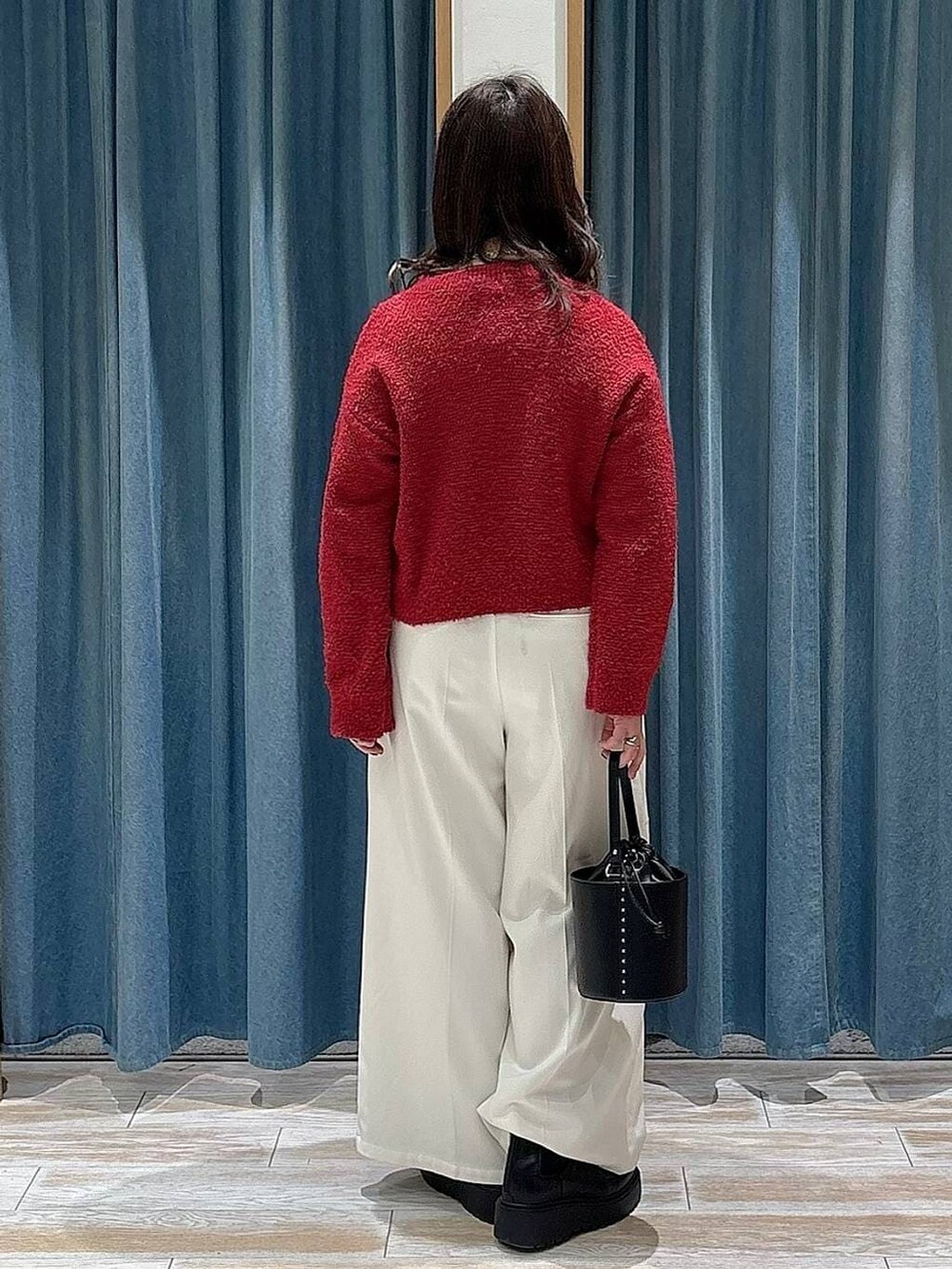 ベージュ系のその他パンツ、ブラック系のブーツ、ブラック系のハンドバッグを着用したレディースの冬コーディネートの3枚目の写真