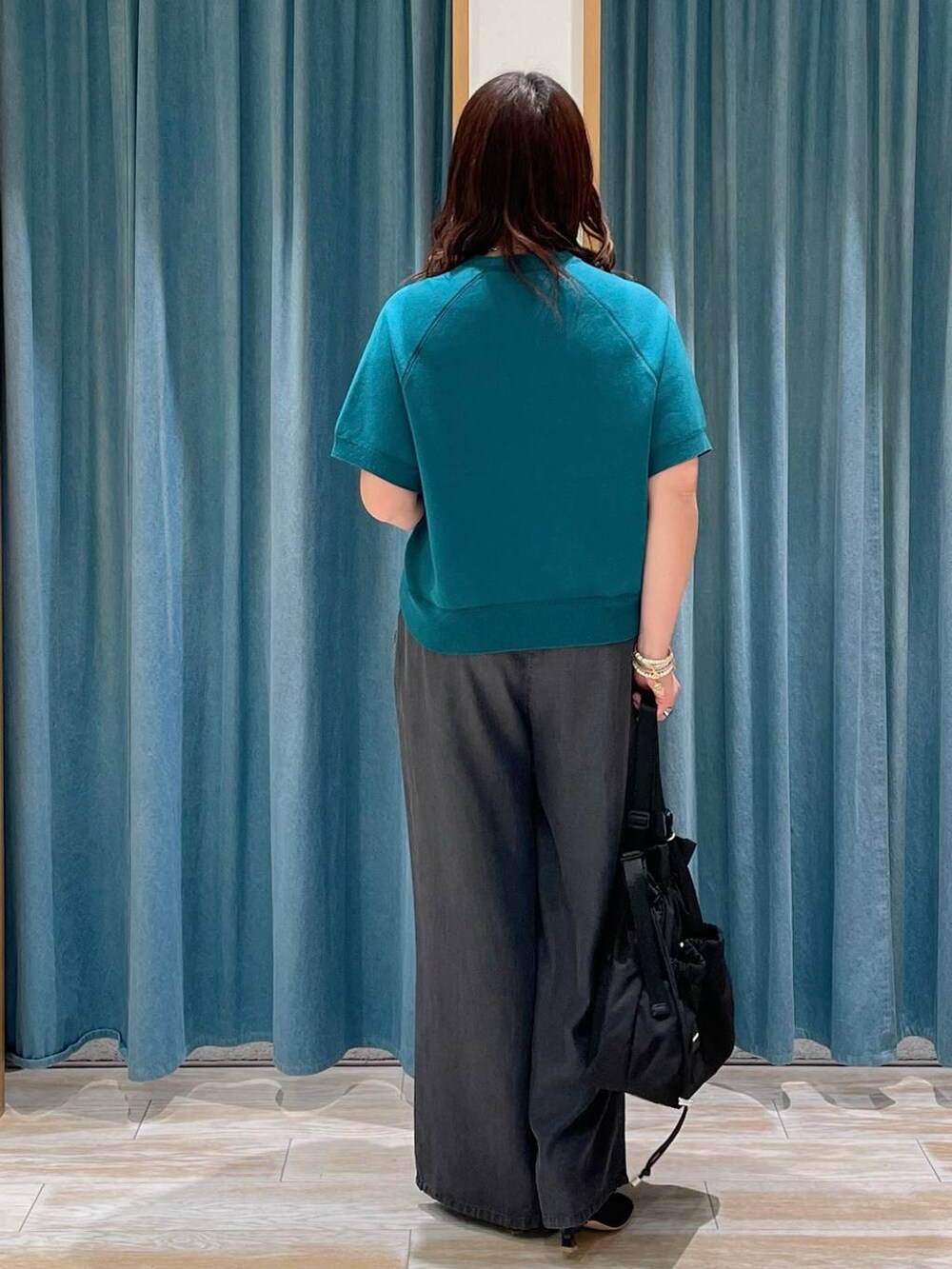 ブラック系のトートバッグ、ブラック系のサンダル、ブラック系のその他パンツを着用したレディースの春コーディネートの2枚目の写真