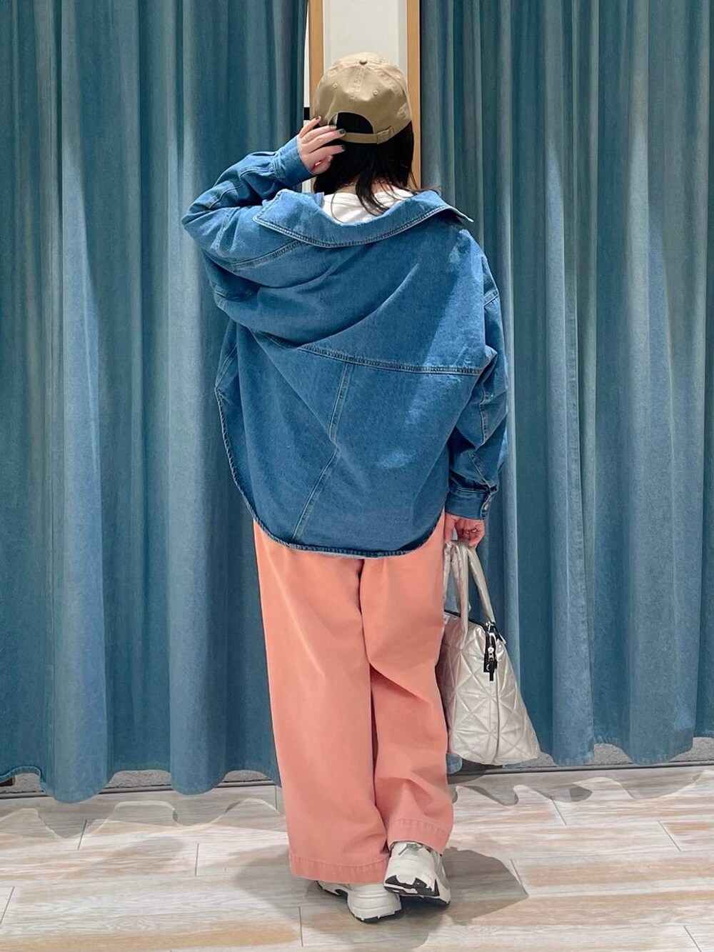 ホワイト系のTシャツ/カットソー、ホワイト系のスニーカー、シルバー系のトートバッグを着用したレディースの冬コーディネートの3枚目の写真