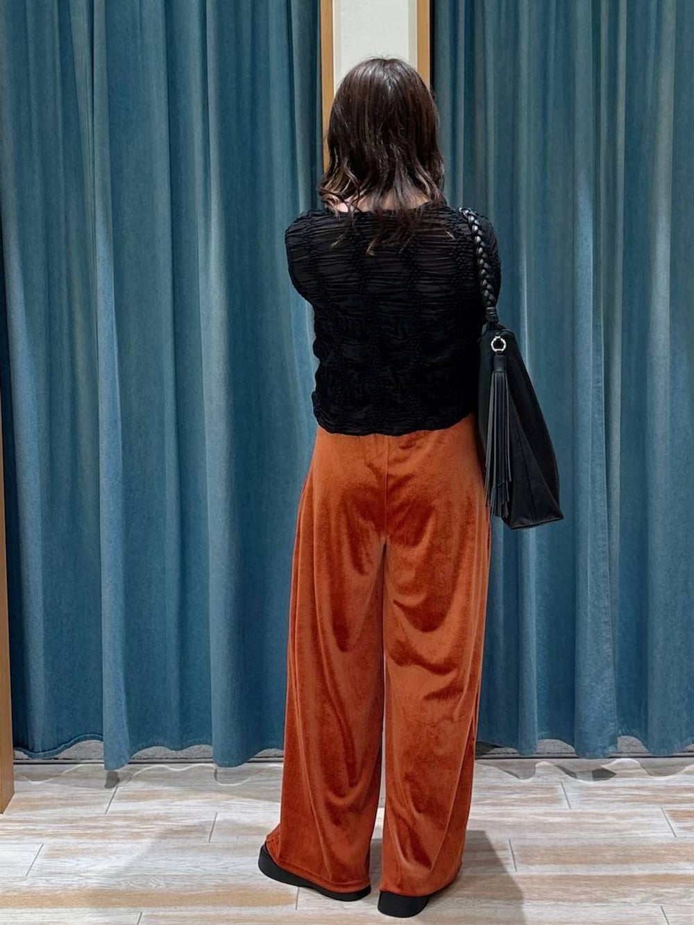 ブラック系のキャミソール、ブラック系のサンダル、ブラック系のトートバッグを着用したレディースの秋コーディネートの3枚目の写真