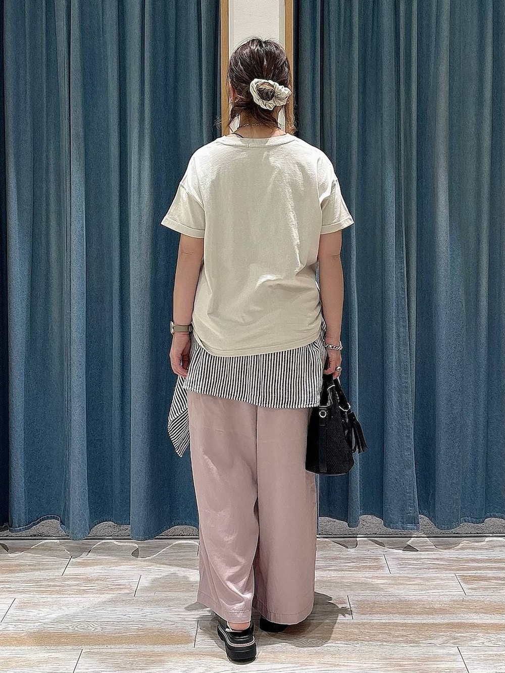 ブルー系のシャツ/ブラウス、ホワイト系のTシャツ/カットソー、パープル系のその他パンツを着用したレディースの春コーディネートの2枚目の写真