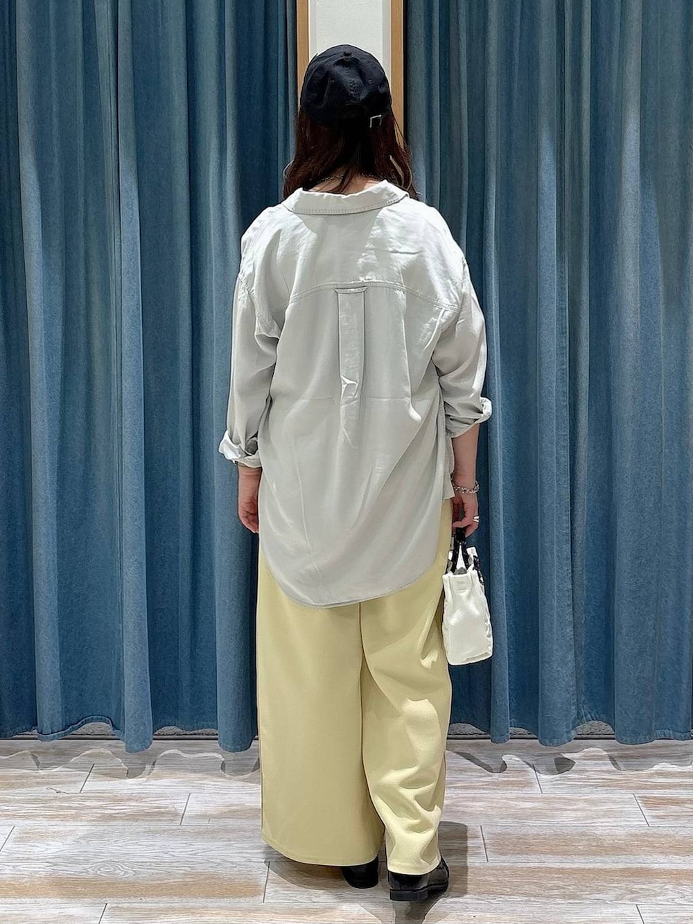 グレー系のシャツ/ブラウス、ブラック系のローファー、ホワイト系のショルダーバッグを着用したレディースの冬コーディネートの3枚目の写真