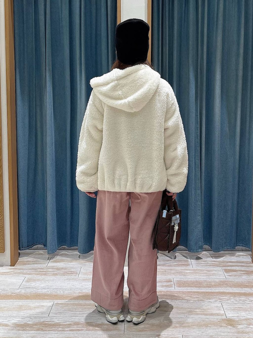 ピンク系のその他パンツ、ブラウン系のショルダーバッグ、ホワイト系のその他アウターを着用したレディースの秋コーディネートの3枚目の写真