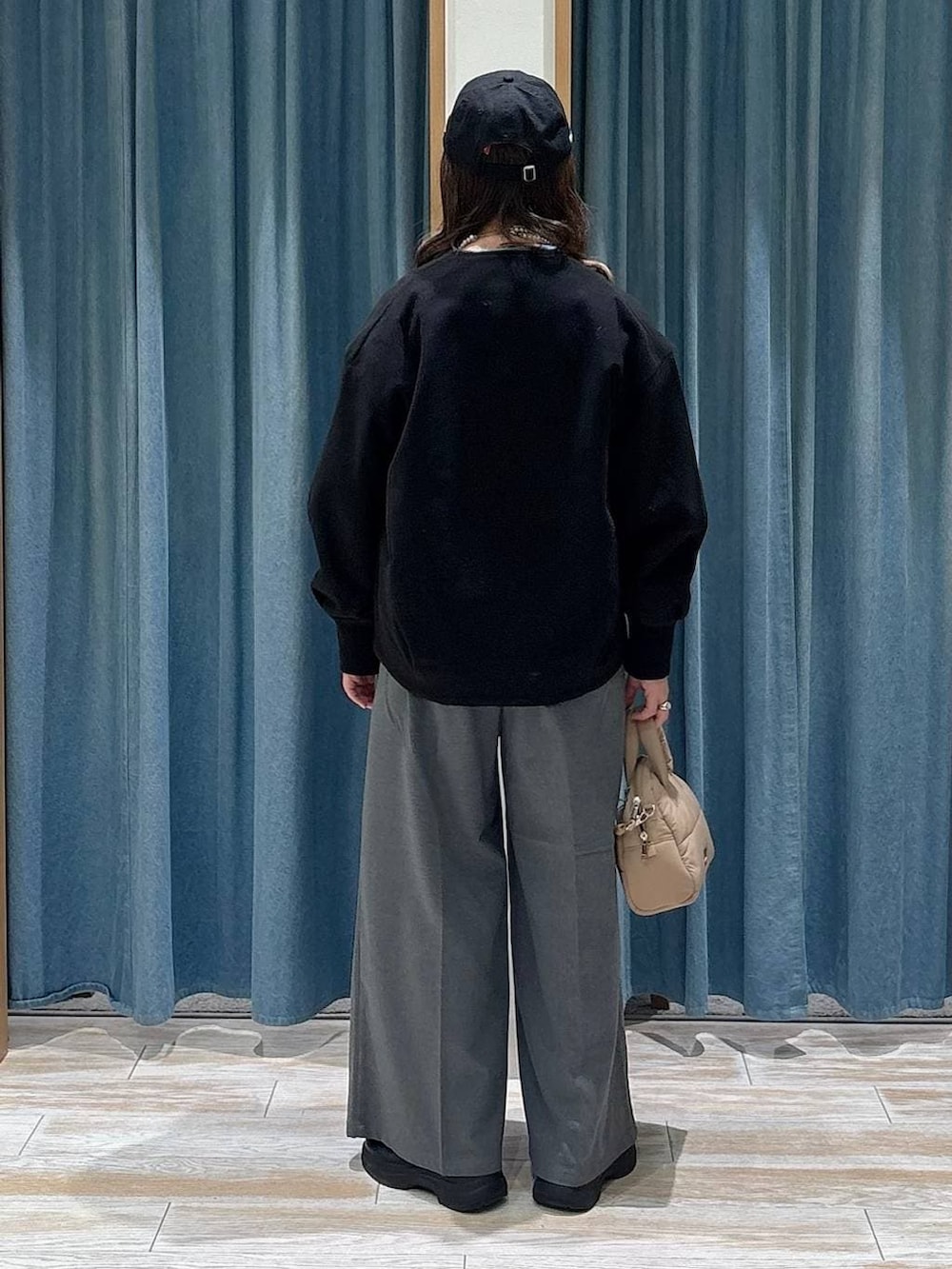 グレー系のその他パンツ、ブラック系のブルゾン、ベージュ系のボストンバッグを着用したレディースの冬コーディネートの3枚目の写真