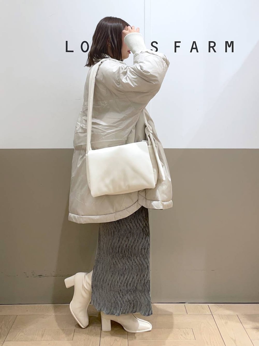 「着痩せ・細見え、モテ、カジュアル、公認インフルエンサー_LOWRYS FARM、大人女子カジュアル_LOWRYS FARM、LOWRYS FARM、冬コーデ、アウター、ダウンジャケット、スカート」|「LOWRYS FARMのスタンドリブポンチョ 963695(ポンチョ、ホワイト系)」を使った、moeさん(レディース・160cm)の秋コーディネートの3枚目の写真