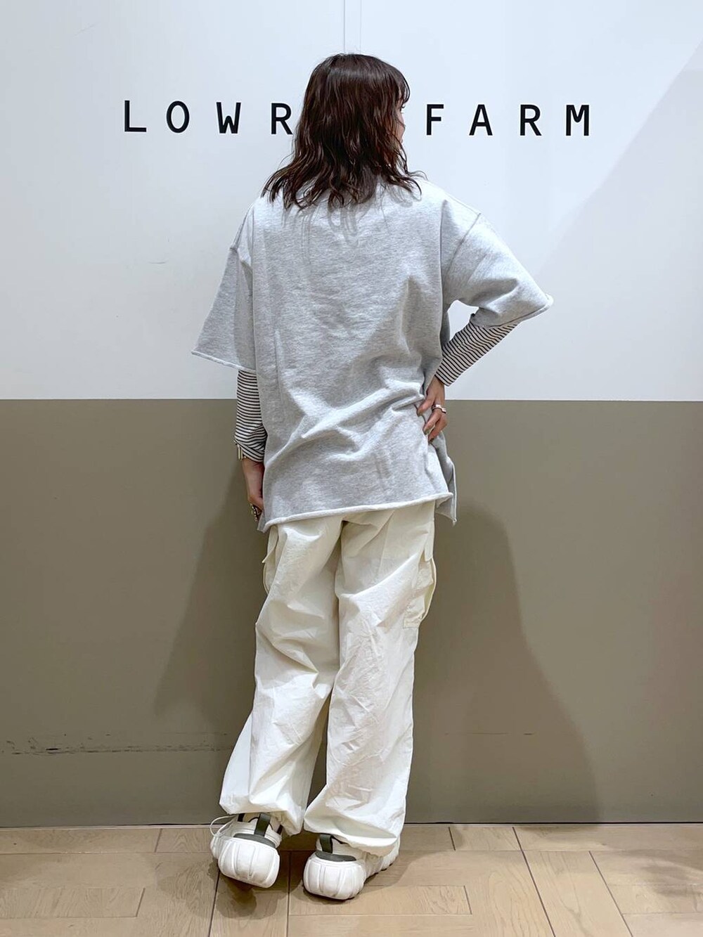 グレー系のTシャツ/カットソー、ホワイト系のカーゴパンツ、その他のTシャツ/カットソーを着用したレディースの春コーディネートの3枚目の写真