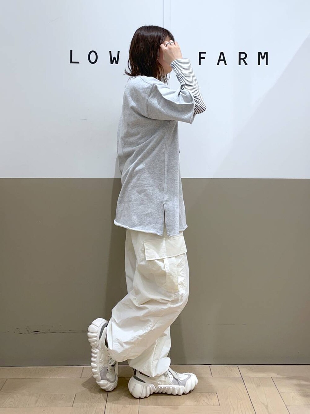 グレー系のTシャツ/カットソー、ホワイト系のカーゴパンツ、その他のTシャツ/カットソーを着用したレディースの春コーディネートの2枚目の写真