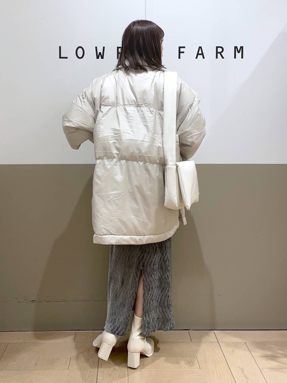 「着痩せ・細見え、モテ、カジュアル、公認インフルエンサー_LOWRYS FARM、大人女子カジュアル_LOWRYS FARM、LOWRYS FARM、冬コーデ、アウター、ダウンジャケット、スカート」|「LOWRYS FARMのスタンドリブポンチョ 963695(ポンチョ、ホワイト系)」を使った、moeさん(レディース・160cm)の秋コーディネートの4枚目の写真