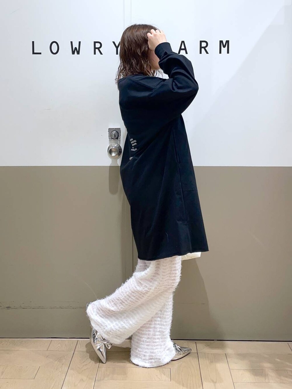 シルバー系のパンプス、ホワイト系のその他パンツ、ベージュ系のハンドバッグを着用したレディースの春コーディネートの3枚目の写真