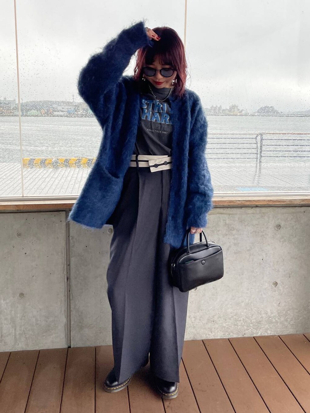 ブラック系のショルダーバッグ、グレー系のTシャツ/カットソー、グレー系のスラックスを着用したレディースの秋コーディネートの2枚目の写真