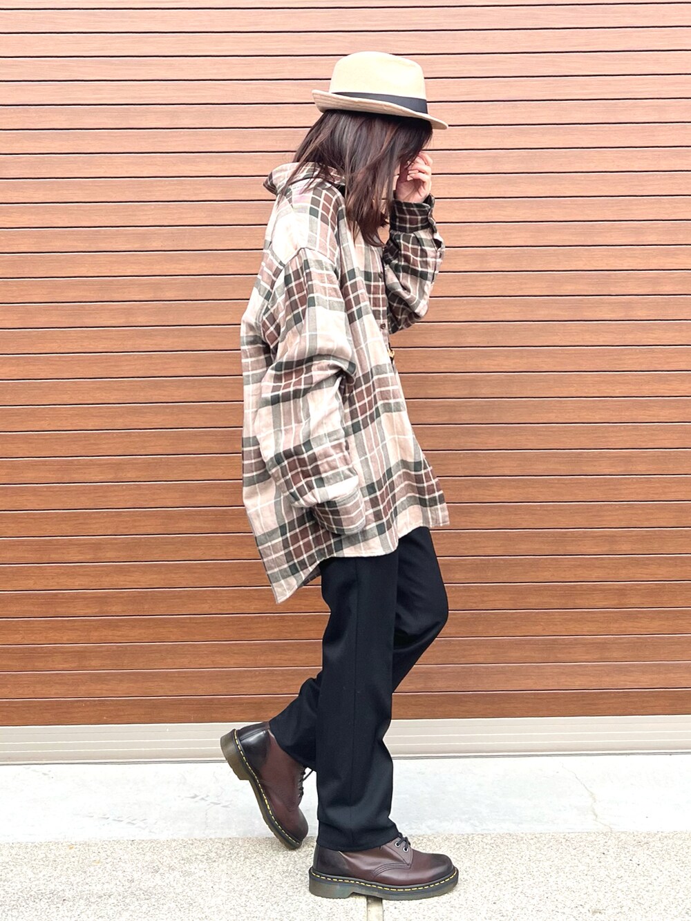 ベージュ系のシャツ/ブラウス、ブラック系のその他パンツ、ブラウン系のブーツを着用したレディースの冬コーディネートの2枚目の写真