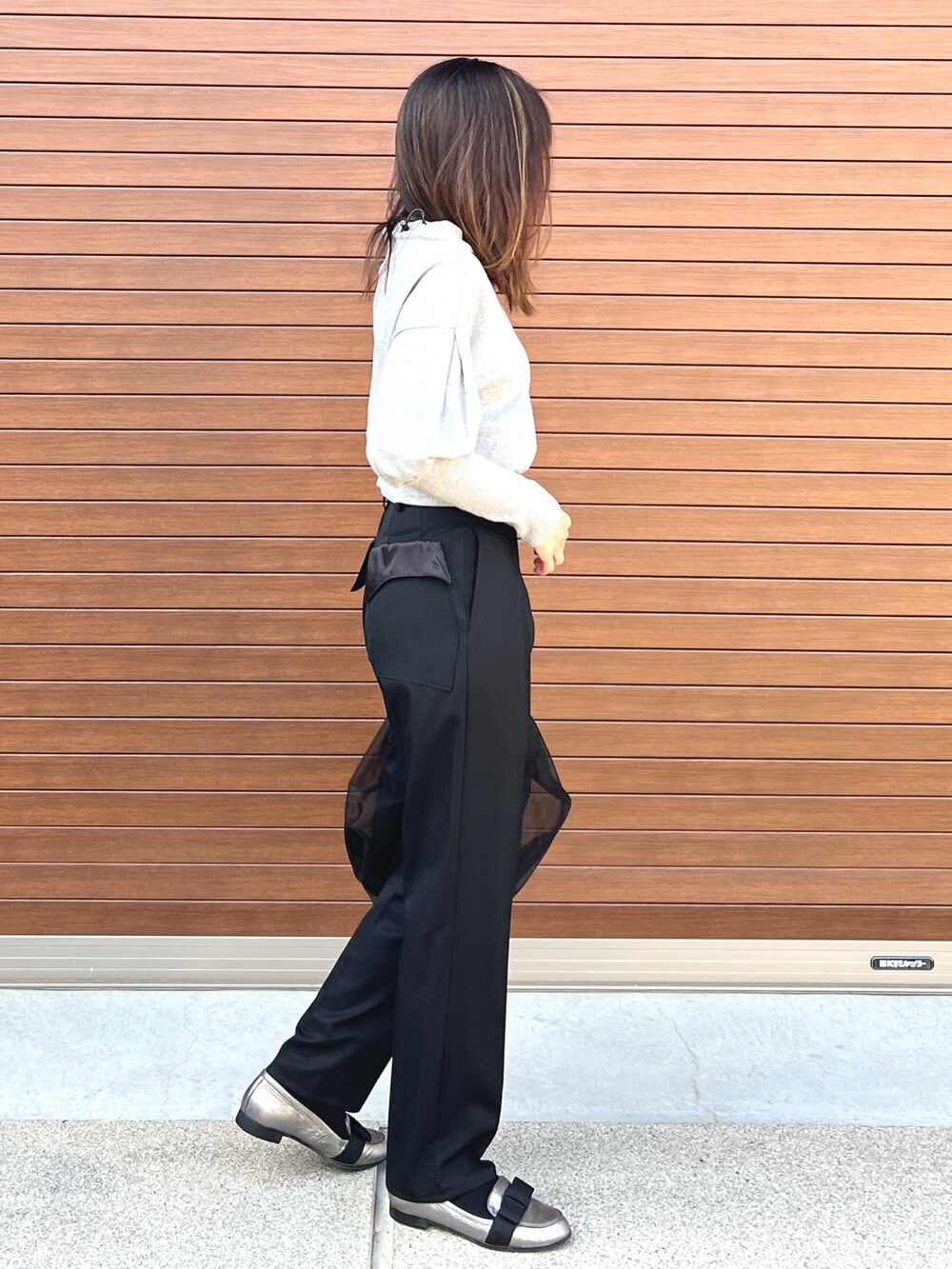 ブラック系のその他パンツ、ブラック系のバッグ、シルバー系のローファーを着用したレディースの春コーディネートの3枚目の写真
