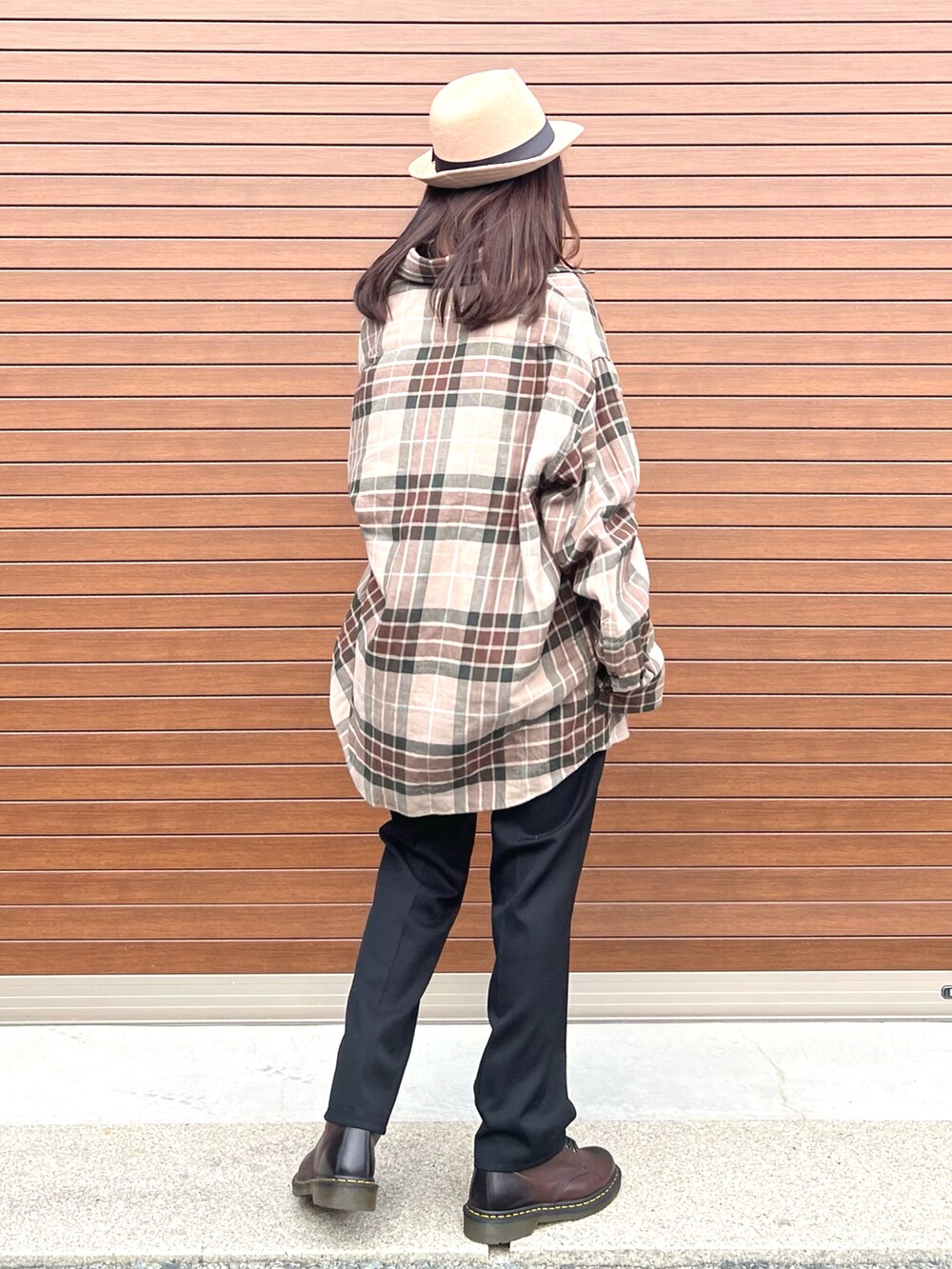 ベージュ系のシャツ/ブラウス、ブラック系のその他パンツ、ブラウン系のブーツを着用したレディースの冬コーディネートの3枚目の写真