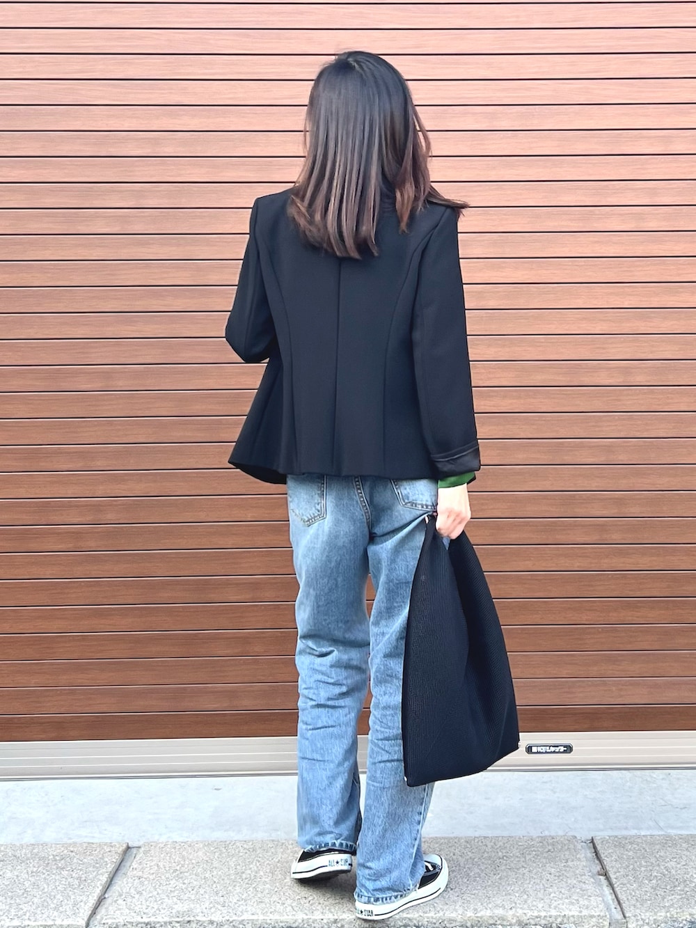 ブラック系のトートバッグ、ブラック系のスニーカー、ブラック系のシャツ/ブラウスを着用したレディースの冬コーディネートの3枚目の写真