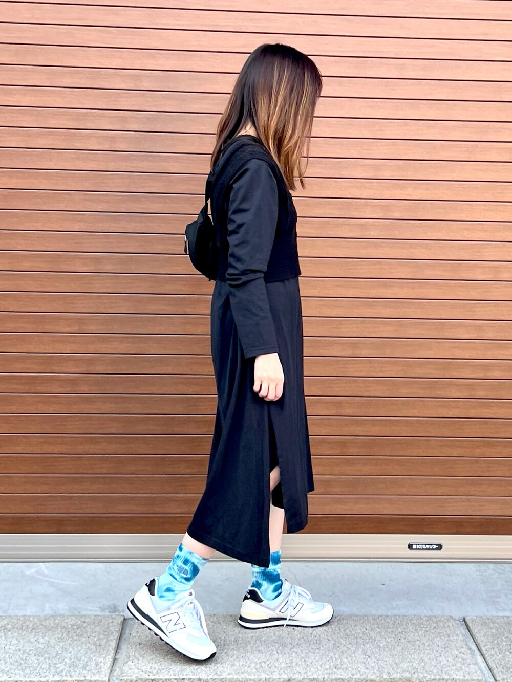 ブラック系のワンピース、ブラック系のベスト、ブラック系のボディバッグ/ウエストポーチを着用したレディースの春コーディネートの3枚目の写真