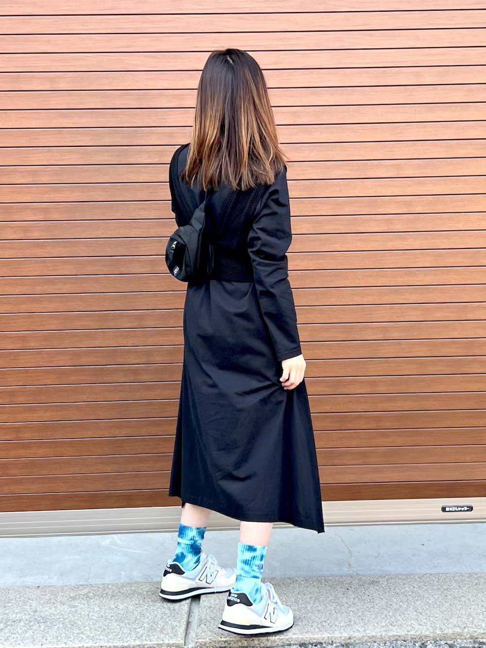 ブラック系のワンピース、ブラック系のベスト、ブラック系のボディバッグ/ウエストポーチを着用したレディースの春コーディネートの4枚目の写真