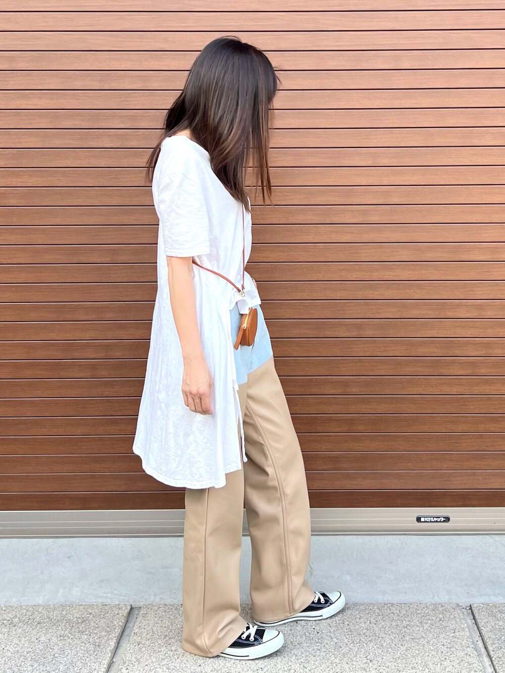 ベージュ系のデニムパンツ、ブラック系のスニーカー、ホワイト系のTシャツ/カットソーを着用したレディースの夏コーディネートの3枚目の写真