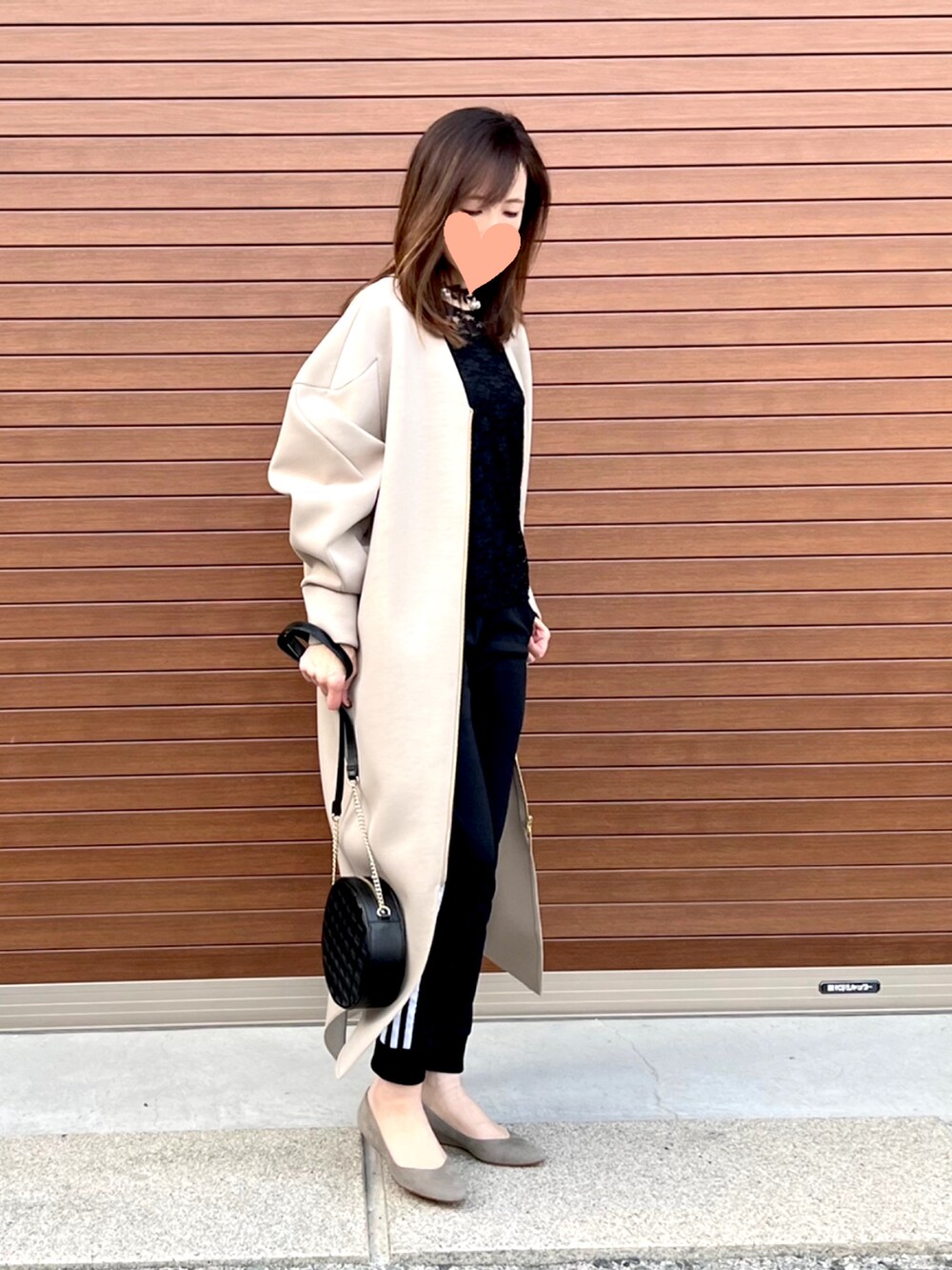 ブラック系のスウェットパンツ、ブラック系のショルダーバッグ、グレー系のパンプスを着用したレディースの春コーディネートの2枚目の写真