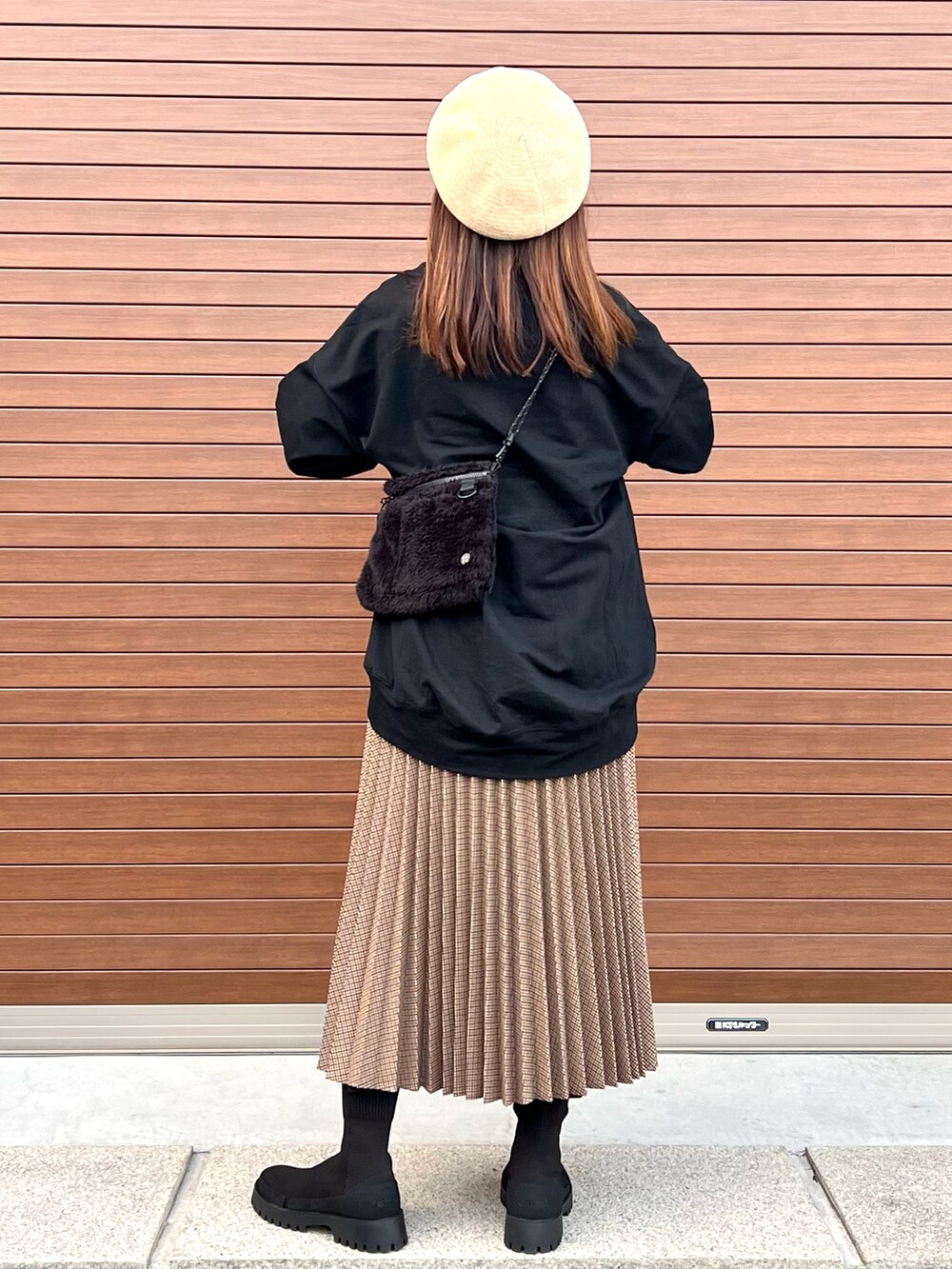「秋コーデ、カジュアルコーデ、ロゴT、オトナカワイイ、ニットブーツ、ベレー帽」｜「ZARAのアイテム（スカート、ブラウン系）」を使った、haruさん（レディース・159cm）の秋コーディネートの2枚目の写真