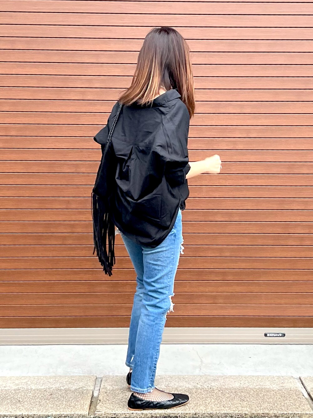 「デニムフェス2022、デニムっていいよね、大人女子、ダメージデニムパンツ、ラフコーデ、夏コーデ、カジュアルコーデ、網タイツ×デニム」｜「CITENのアイテム（パンプス、ブラック系）」を使った、haruさん（レディース・159cm）の夏コーディネートの3枚目の写真