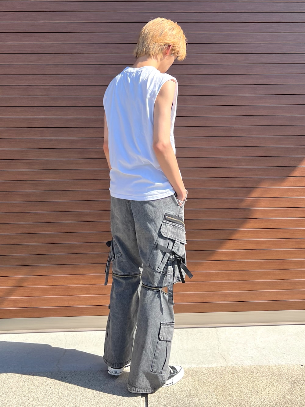 「息子コーデ、帰省、古着MIX、HARE、コンバース」｜「HAREの2WAY-ZIPカーゴデニムパンツ(HARE)（デニムパンツ、グレー系）」を使った、haruさん（メンズ・176cm）の夏コーディネートの2枚目の写真