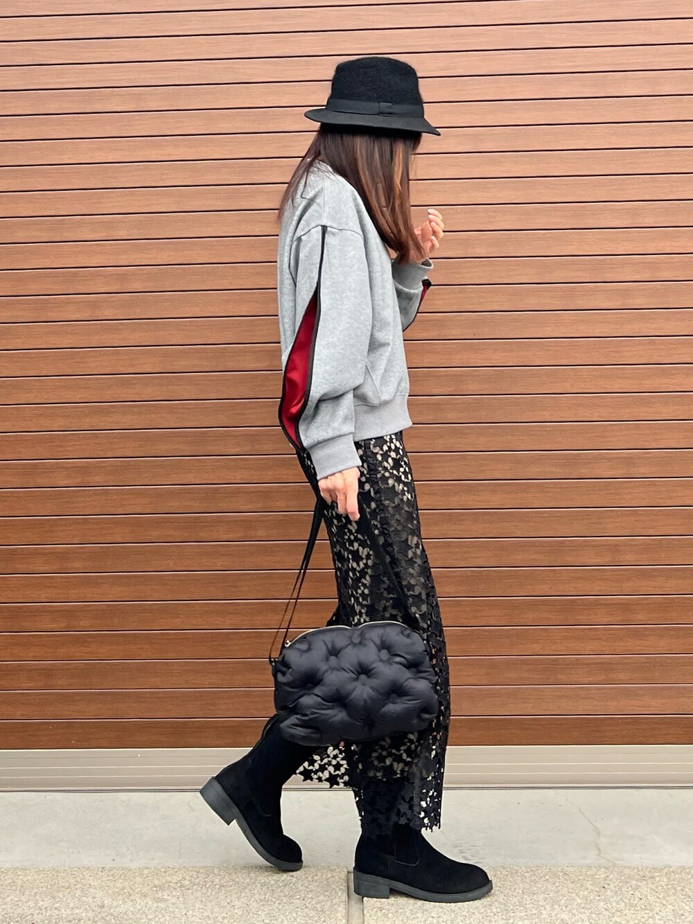 グレー系のTシャツ/カットソー、ブラック系のショルダーバッグ、ブラック系のスカートを着用したレディースの秋コーディネートの2枚目の写真