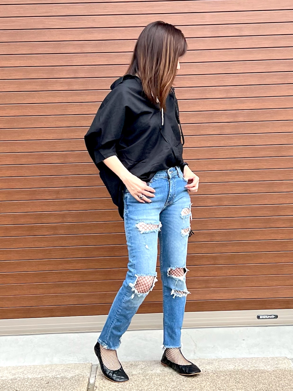 「デニムフェス2022、デニムっていいよね、大人女子、ダメージデニムパンツ、ラフコーデ、夏コーデ、カジュアルコーデ、網タイツ×デニム」｜「CITENのアイテム（パンプス、ブラック系）」を使った、haruさん（レディース・159cm）の夏コーディネートの2枚目の写真
