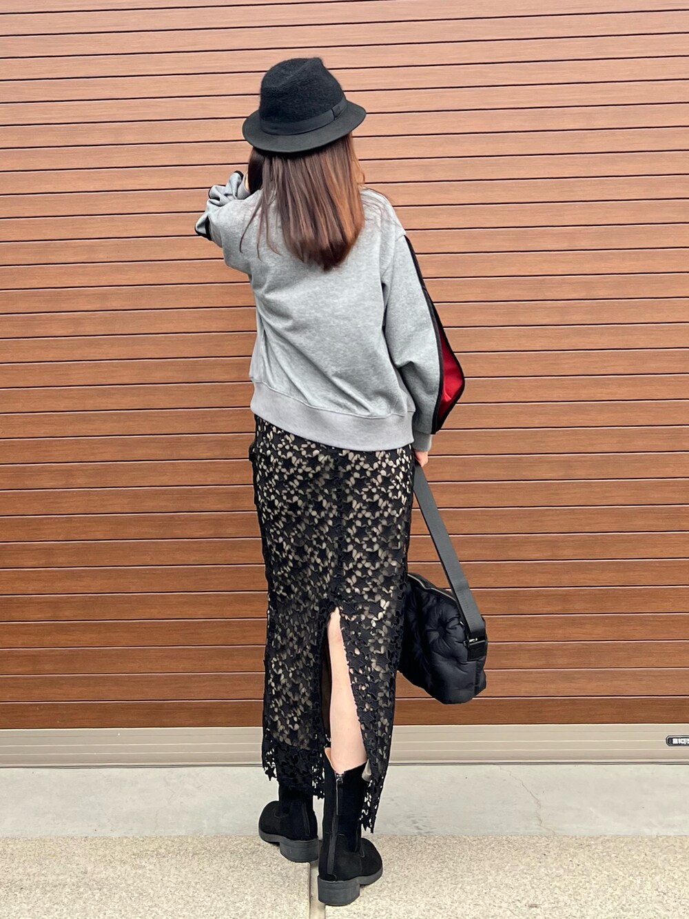 グレー系のTシャツ/カットソー、ブラック系のショルダーバッグ、ブラック系のスカートを着用したレディースの秋コーディネートの3枚目の写真