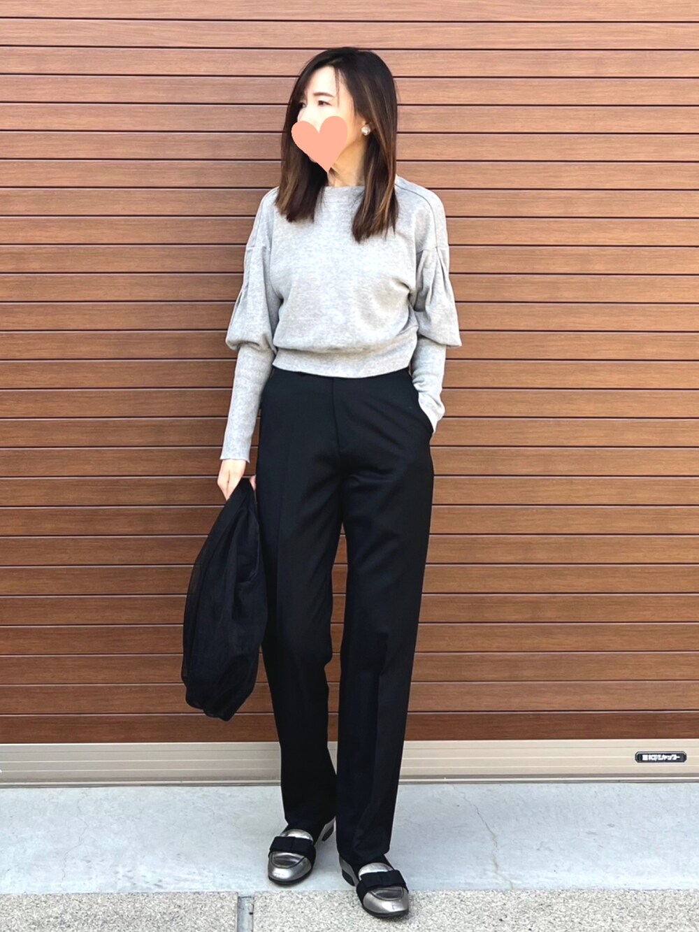 ブラック系のその他パンツ、ブラック系のバッグ、シルバー系のローファーを着用したレディースの春コーディネートの2枚目の写真