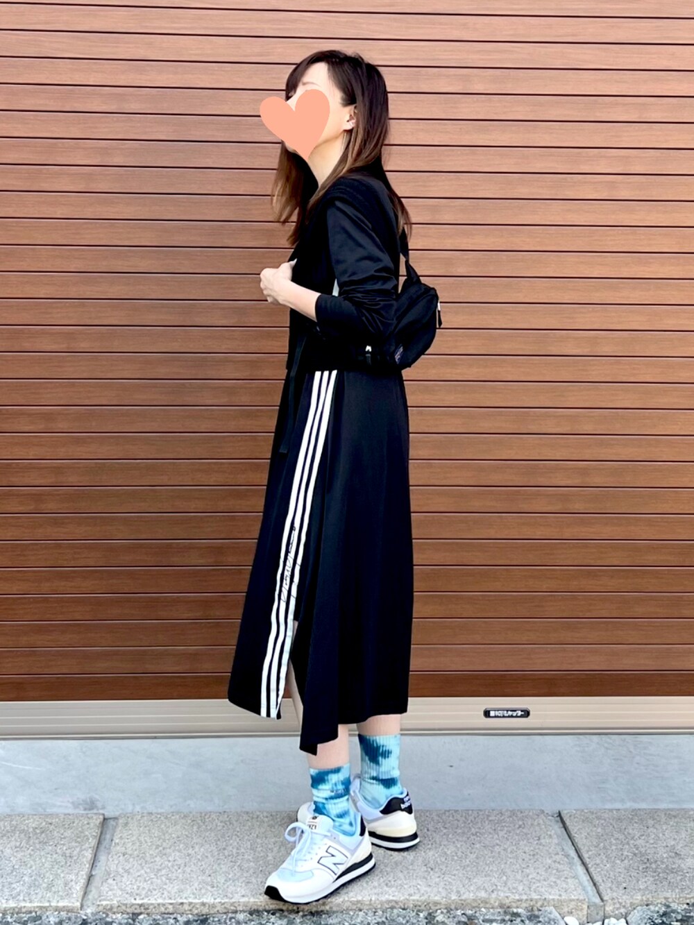 ブラック系のワンピース、ブラック系のベスト、ブラック系のボディバッグ/ウエストポーチを着用したレディースの春コーディネートの2枚目の写真