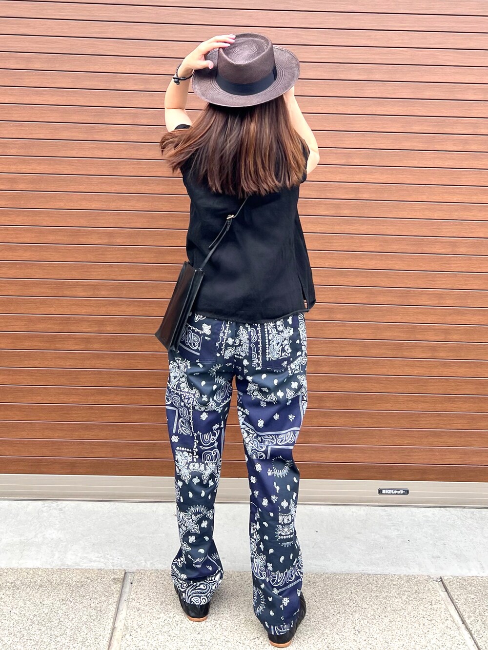「ペイズリー、ペイズリー柄パンツ、デニムベスト」｜「FREAK'S STOREのアイテム（その他パンツ、ブルー系）」を使った、haruさん（レディース・159cm）の夏コーディネートの3枚目の写真
